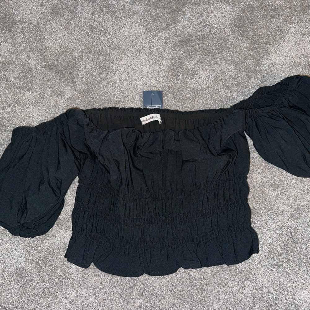 Black Abercrombie crop top puff sleeves